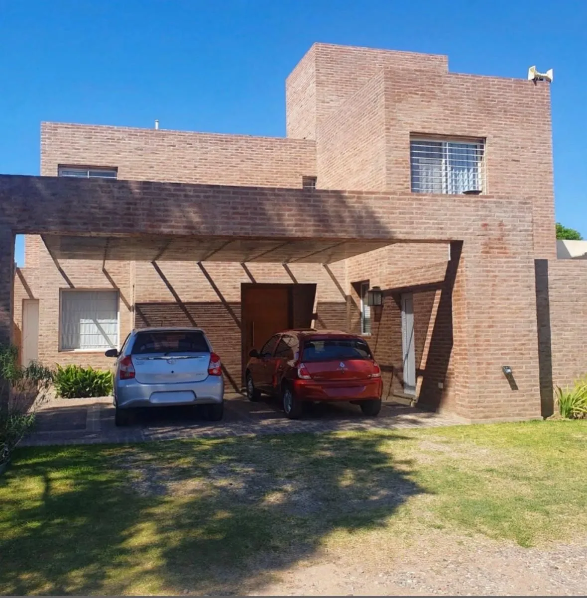 CASA HOUSING ZONA NORTE 3 DORM PILETA  ASADOR LUMINOSA (VB)