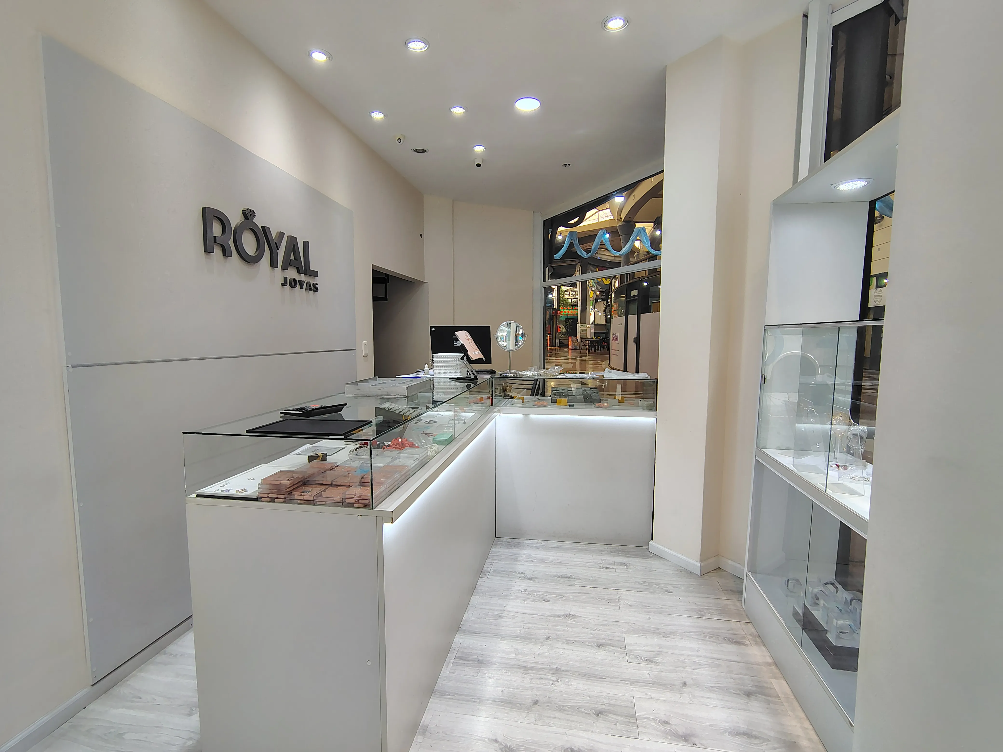 Locales Comerciales en Venta . 9mtrs de frente . Excelente Ubicacion y Renta!