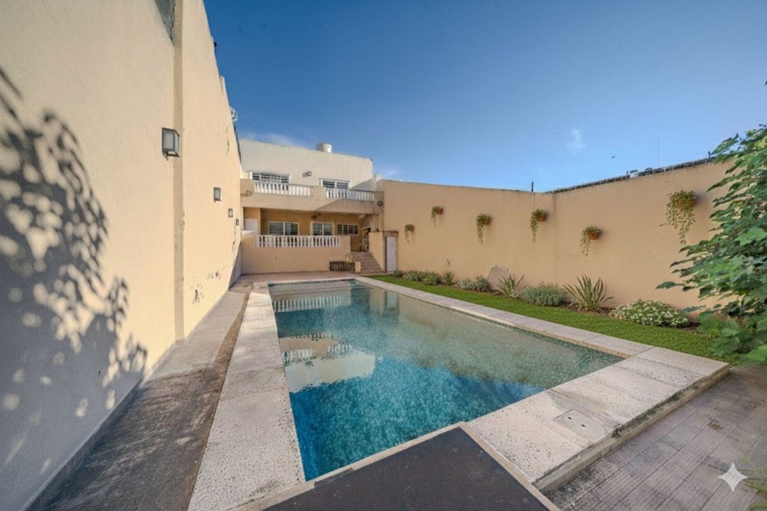 VENTA CASA 6 AMB FLORES PISCINA COCHERA PERMUTA