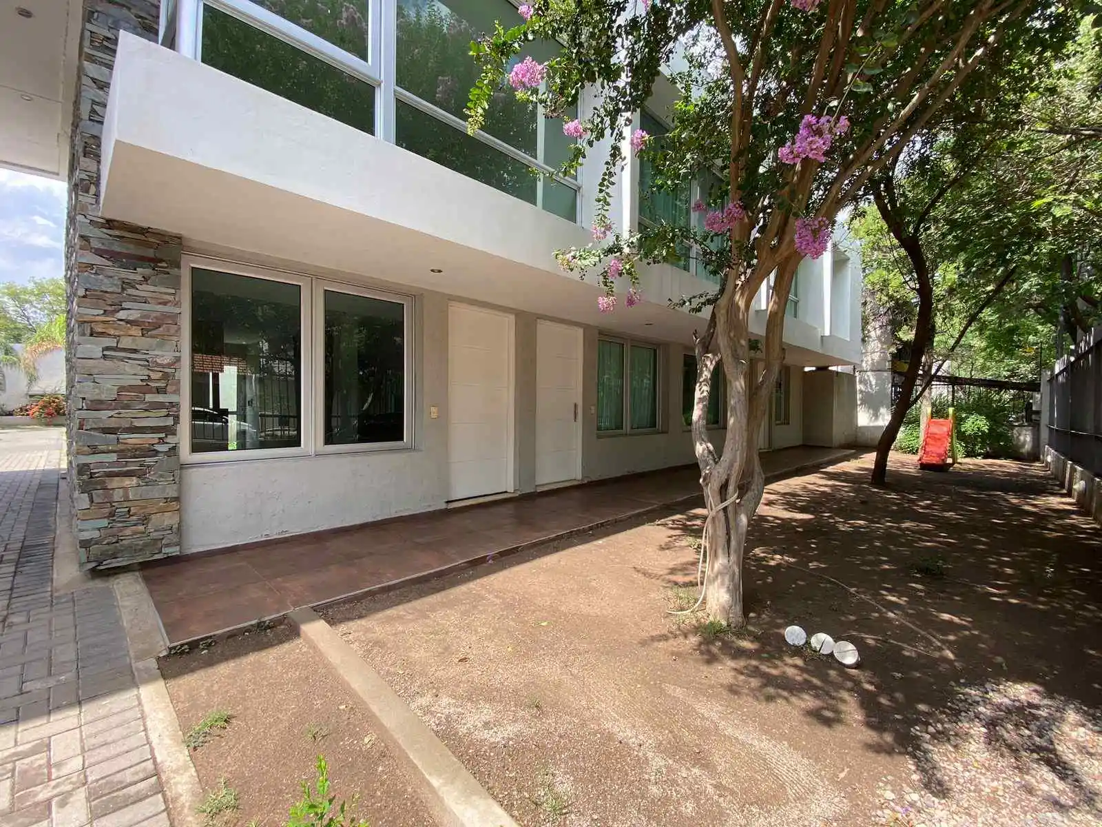 DÚPLEX 1 DORMITORIO + ESPACIO P/OFFICE + PATIO + COCHERA HOUSING Z/ LA SALLE
