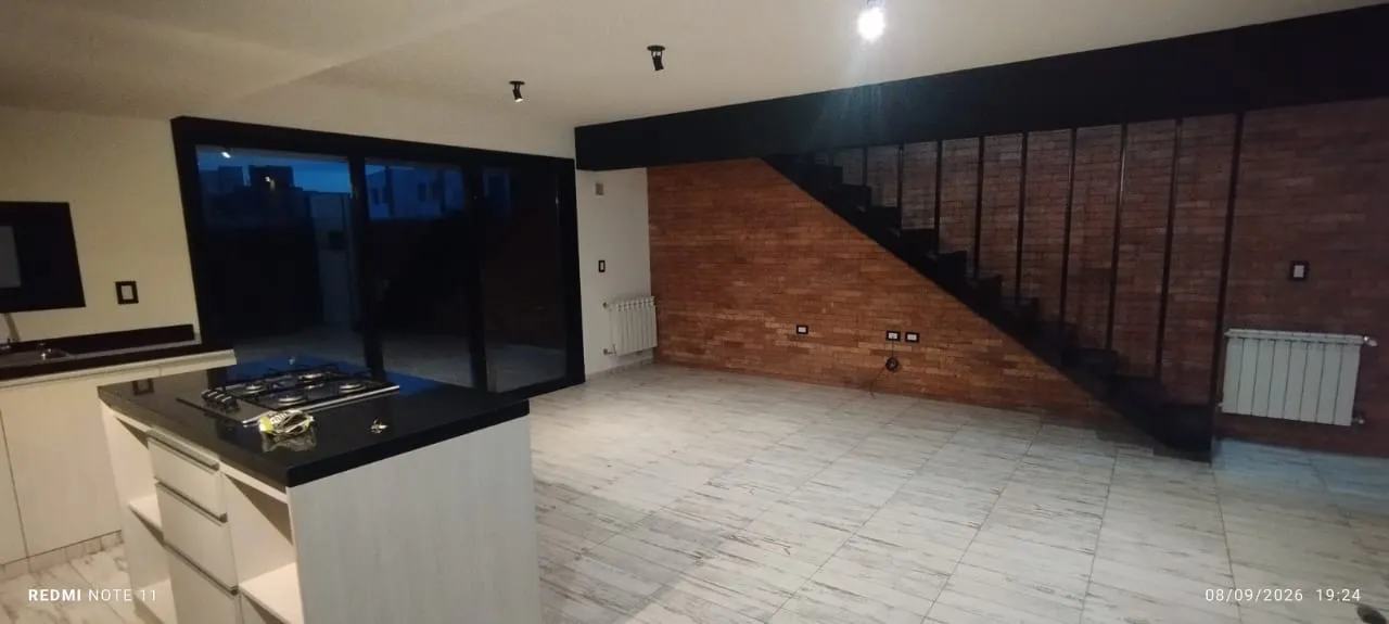SE ALQUILA CASA TIPO DUPLEX LA CALANDRIA 2 DORMITORIOS 3 BAÑOS COCHERA CUBIERTA