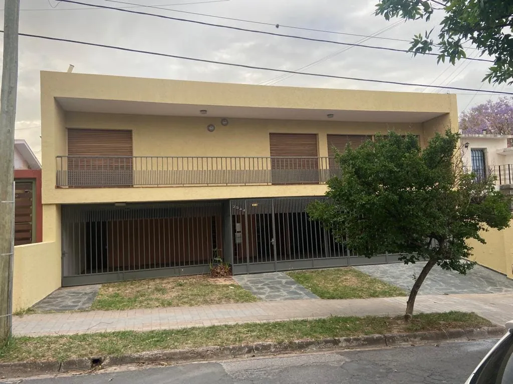 CASA EN VENTA - PARQUE VELEZ SARSFIELD - MCX