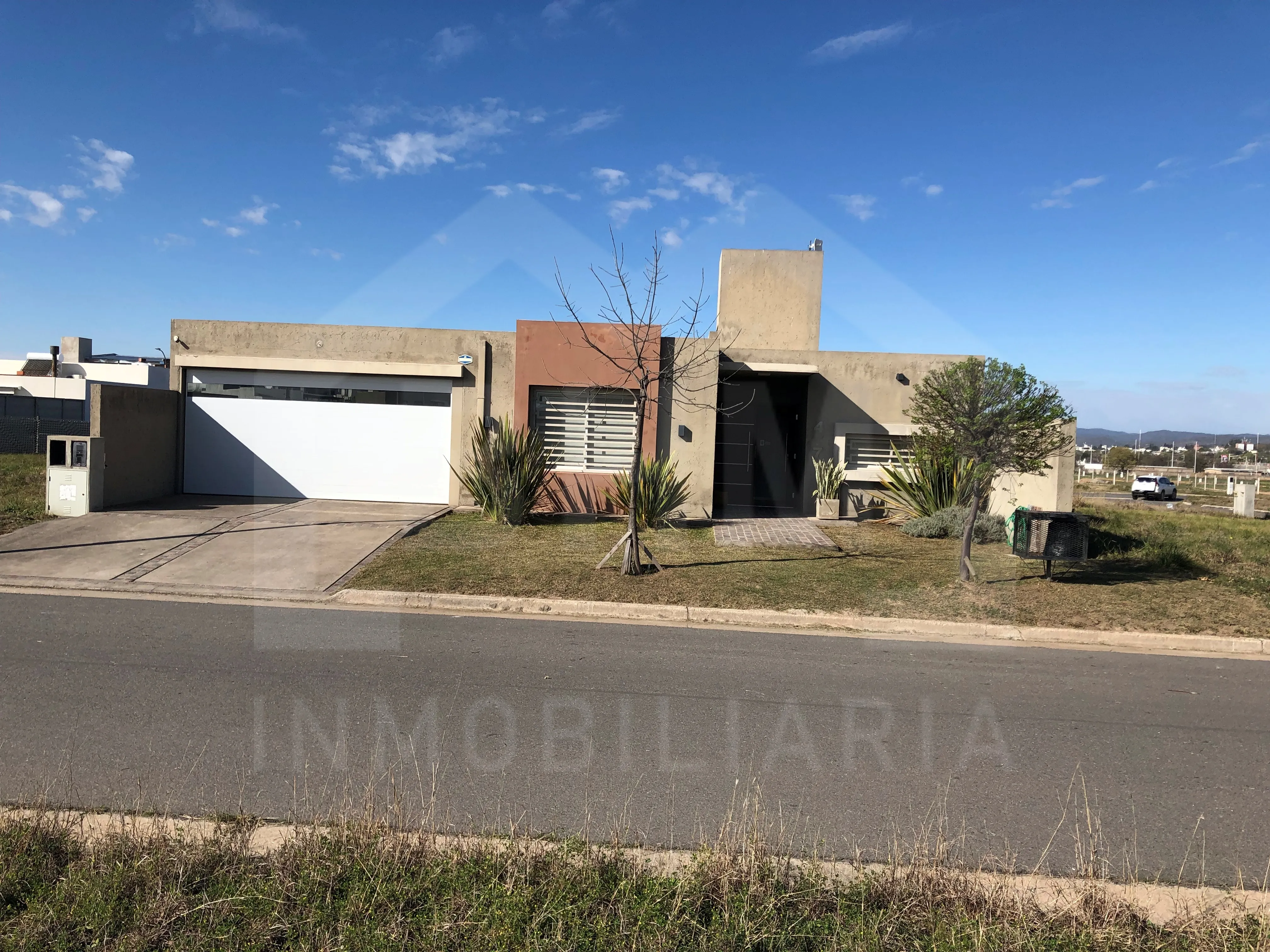 CASA EN VENTA EN BARRIO TRES GRACIAS, ALTA GRACIA | 3 DORM. | PILETA | COCHERA DOBLE