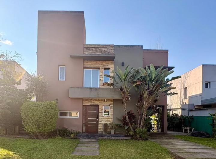 Casa · 176m² · 6 Ambientes · 2 Cocheras