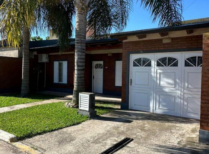 Casa · 382m² · 6 Ambientes · 1 Cochera