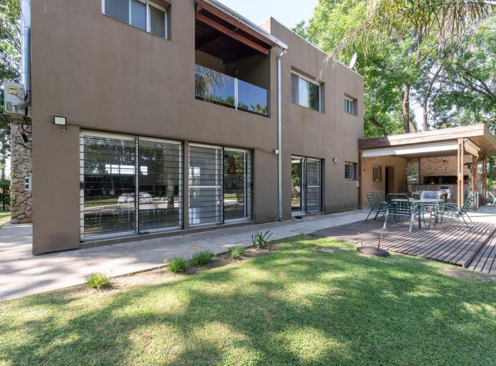Casa · 295m² · 3 Ambientes · 4 Cocheras