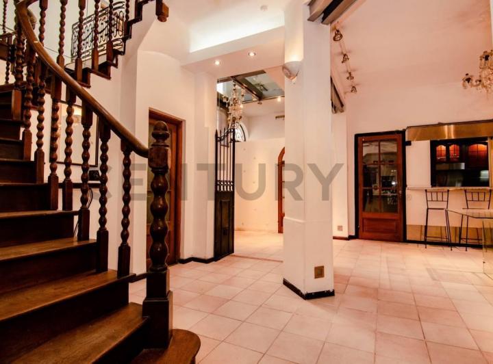 Casa · 244m² · 10 Ambientes · 1 Cochera