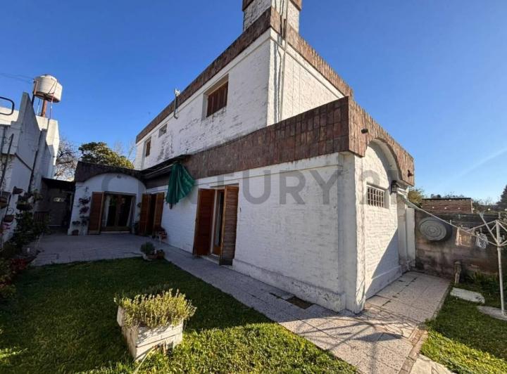Casa · 229m² · 9 Ambientes · 1 Cochera