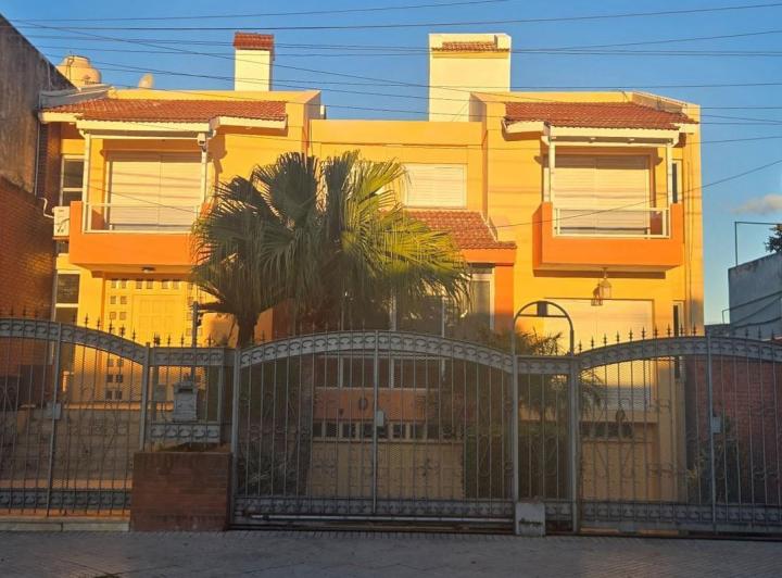 Casa · 414m² · 12 Ambientes · 2 Cocheras