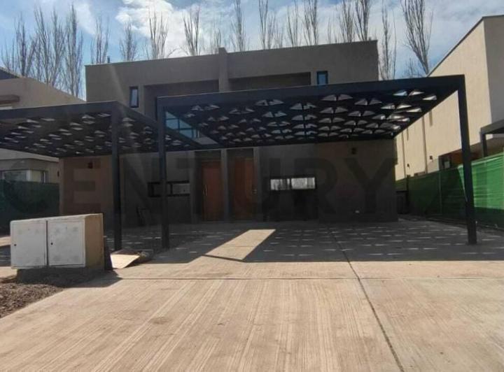 Casa · 121m² · 3 Ambientes · 2 Cocheras