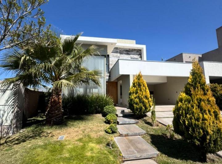 Casa · 200m² · 6 Ambientes · 1 Cochera