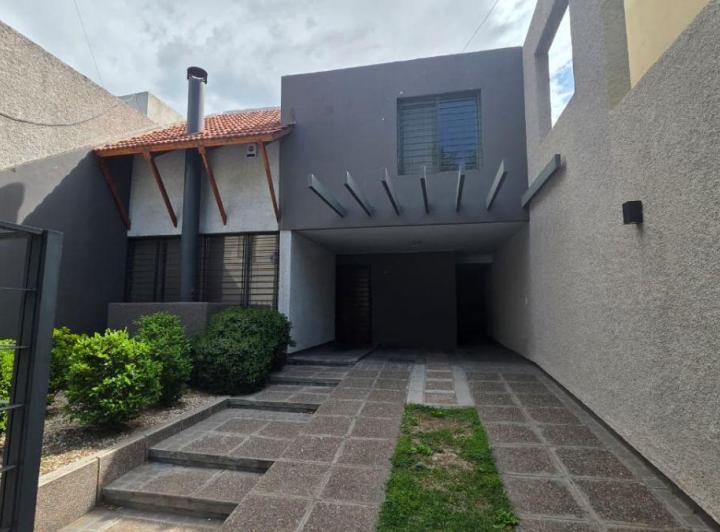 Casa · 200m² · 6 Ambientes · 1 Cochera