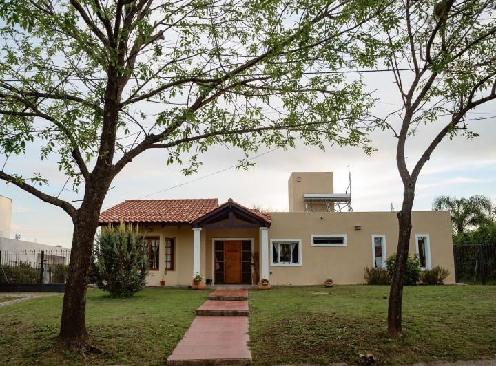 Casa · 250m² · 8 Ambientes · 3 Cocheras