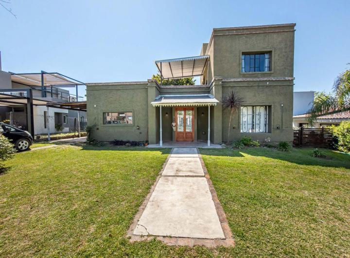 Casa · 234m² · 1 Ambiente · 2 Cocheras
