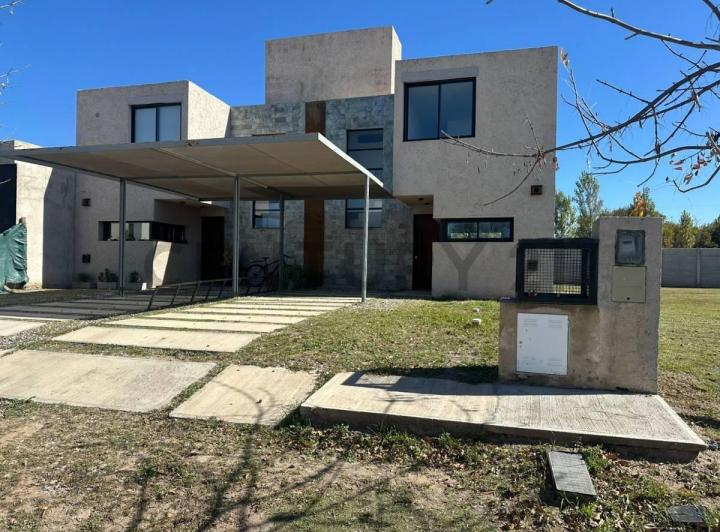 Casa · 120m² · 5 Ambientes · 2 Cocheras