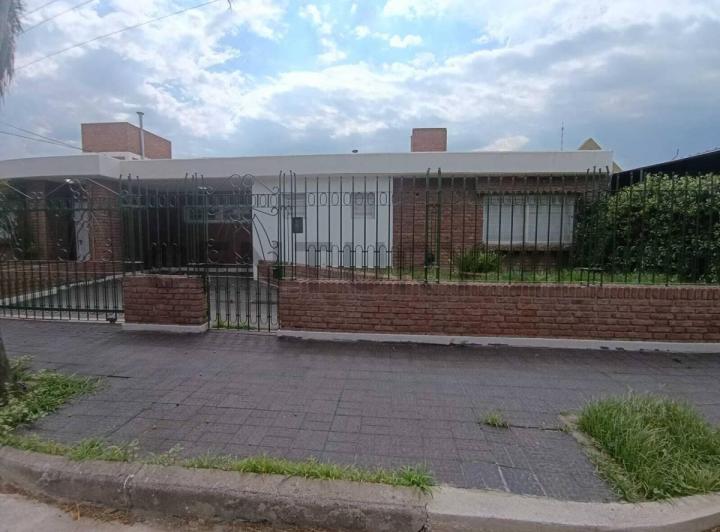 Casa · 199m² · 3 Dormitorios · 2 Cocheras