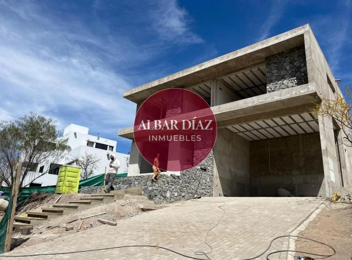 Casa · 280m² · 5 Ambientes · 2 Cocheras
