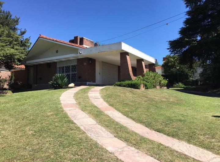 Casa · 228m² · 3 Dormitorios · 2 Cocheras