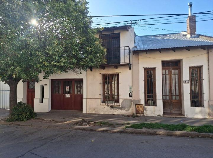 Casa · 322m² · 6 Ambientes · 1 Cochera