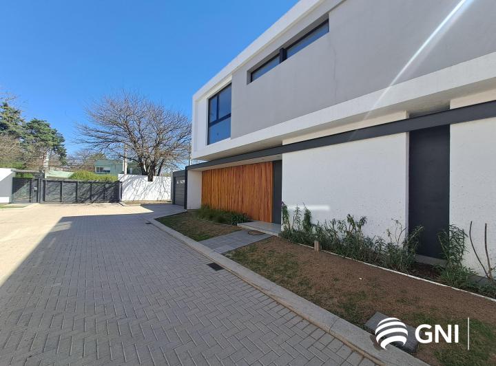 Casa · 240m² · 5 Ambientes · 2 Cocheras