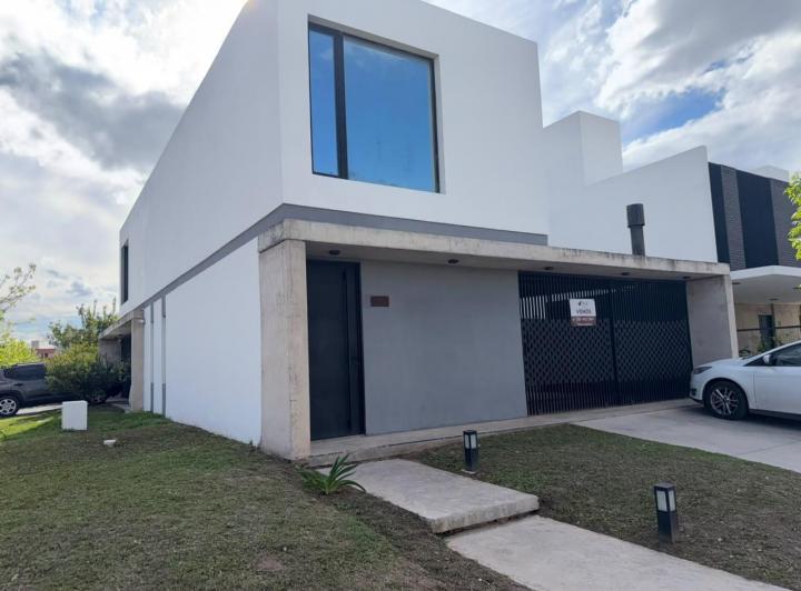 Casa · 90m² · 6 Ambientes · 2 Cocheras