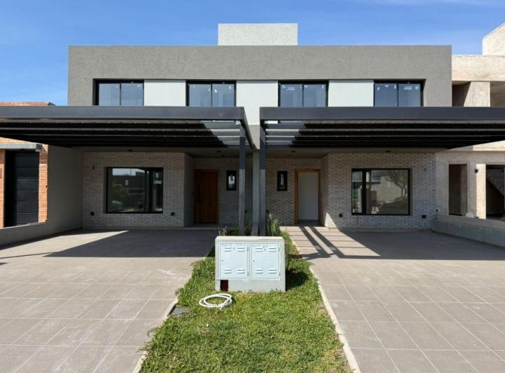 Casa · 150m² · 4 Ambientes · 2 Cocheras