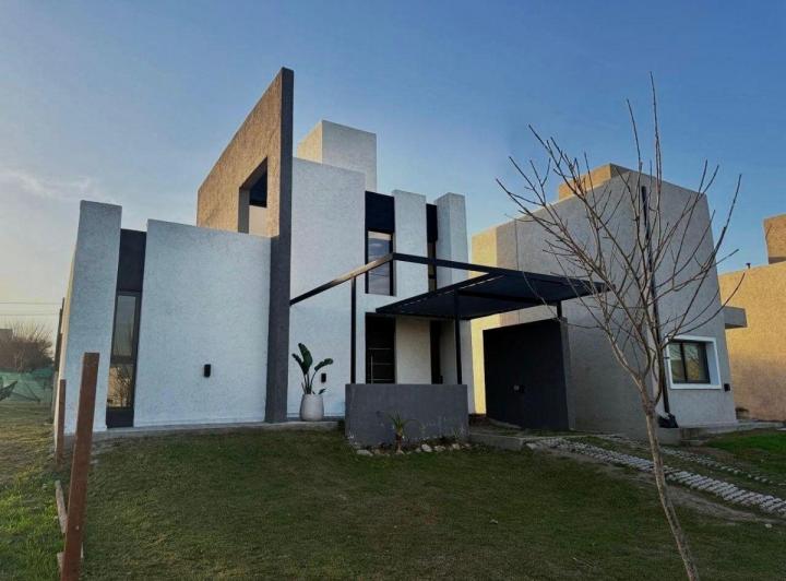 Casa · 200m² · 4 Ambientes · 1 Cochera