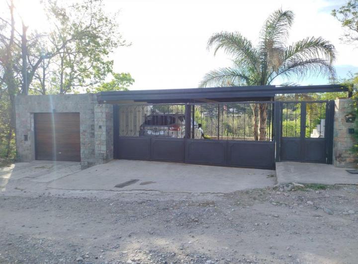 Casa · 216m² · 6 Ambientes · 3 Cocheras