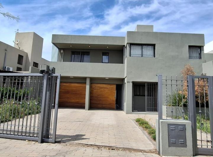 Casa · 382m² · 4 Ambientes · 2 Cocheras