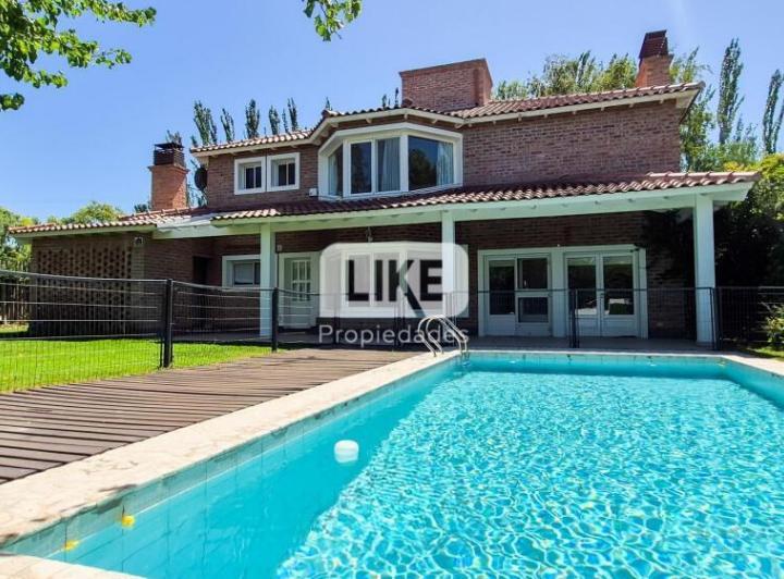 Casa · 320m² · 6 Ambientes · 2 Cocheras