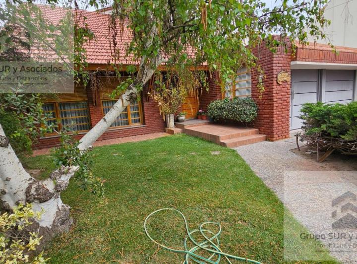 Casa · 415m² · 8 Ambientes · 2 Cocheras