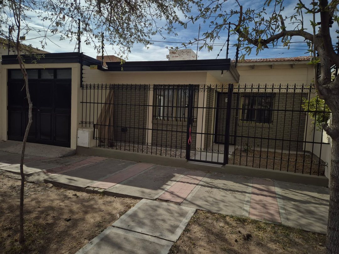 REMAX VENDIMIA VENDE CASA EN B° NUEVA CIUDAD.GLLEN