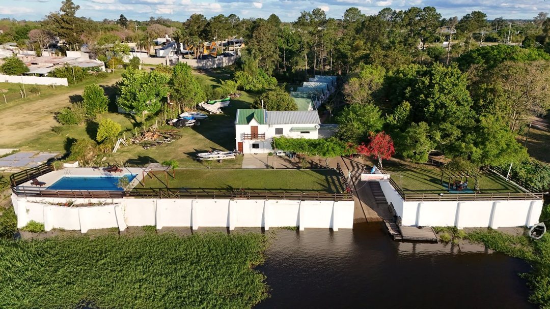 VENTA DE CABAÑA EN ESQUINA CORRIENTES