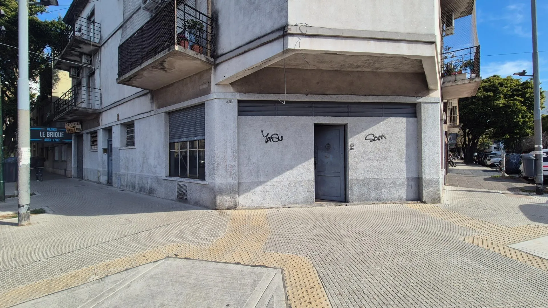 Local en esquina con doble entrada