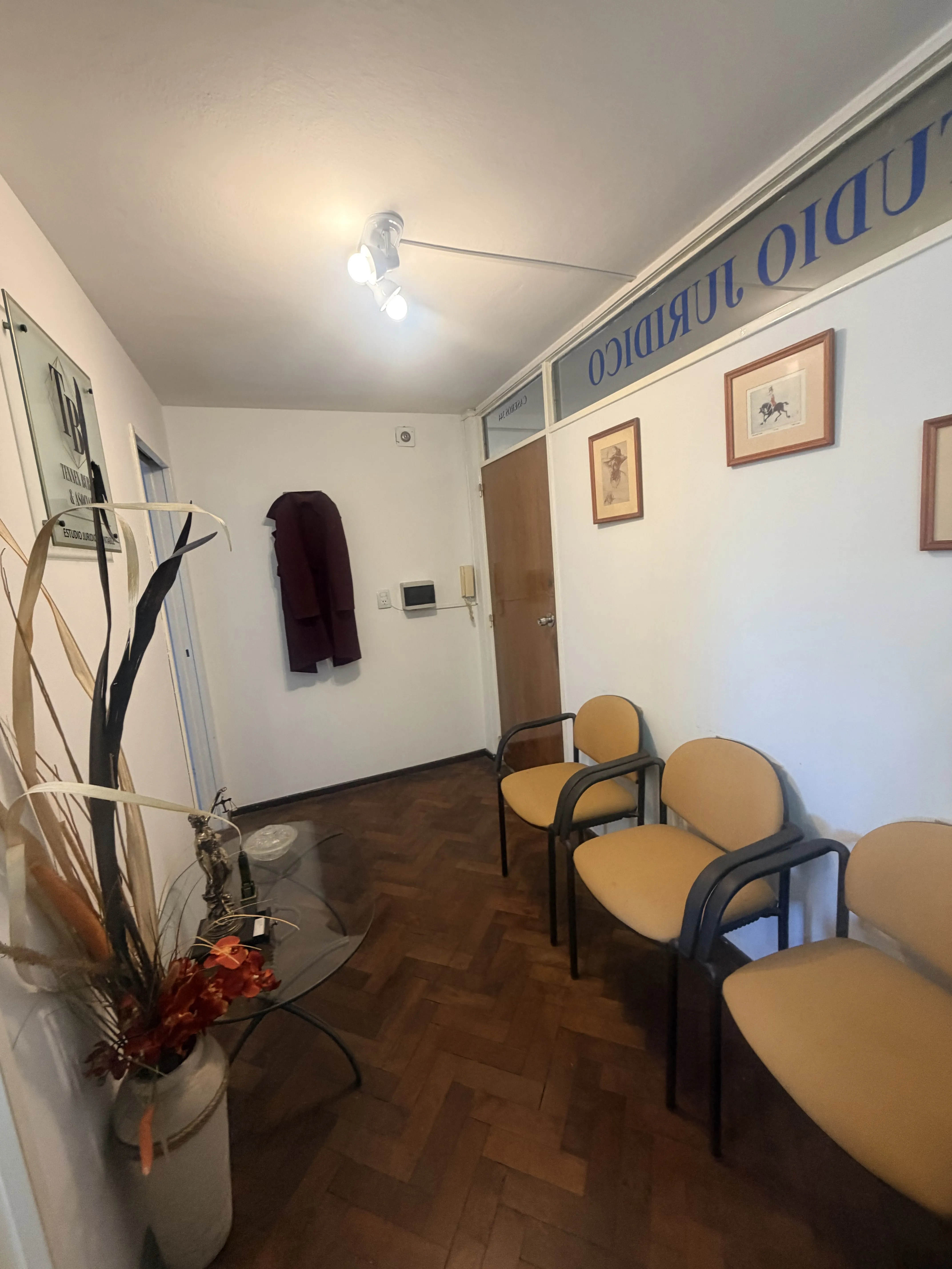 Alquiló oficina 2 privados y recepción