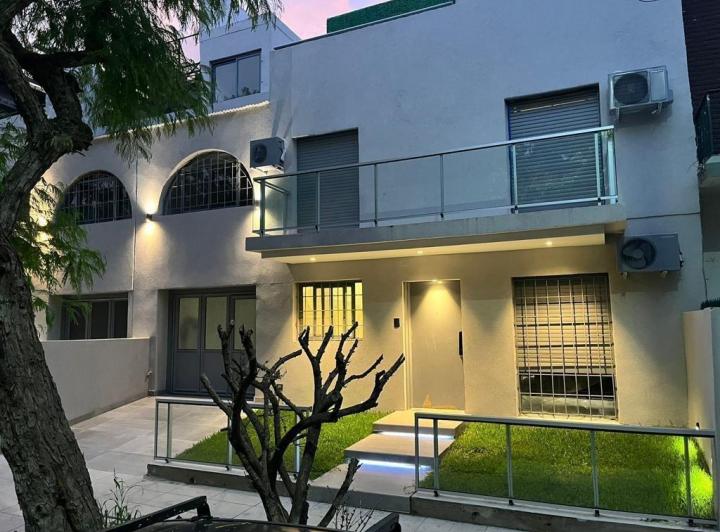 Casa · 230m² · 6 Ambientes · 1 Cochera