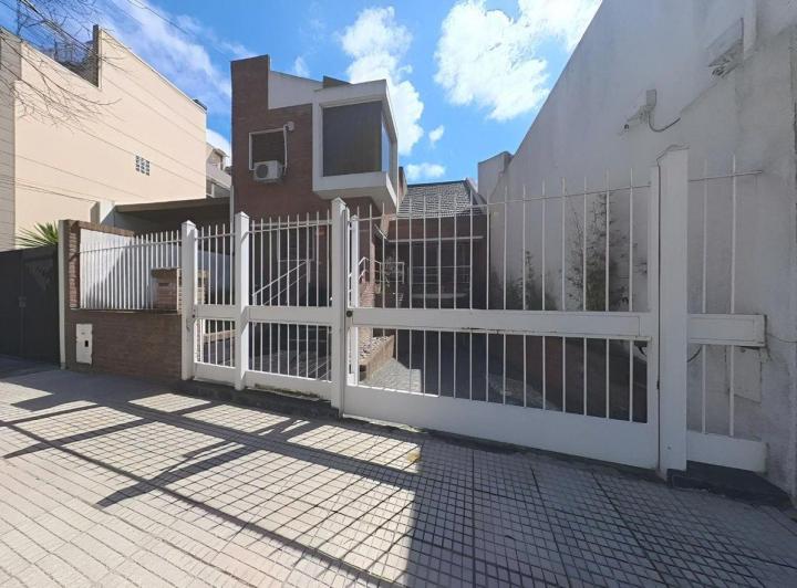 Casa · 300m² · 5 Ambientes · 3 Cocheras