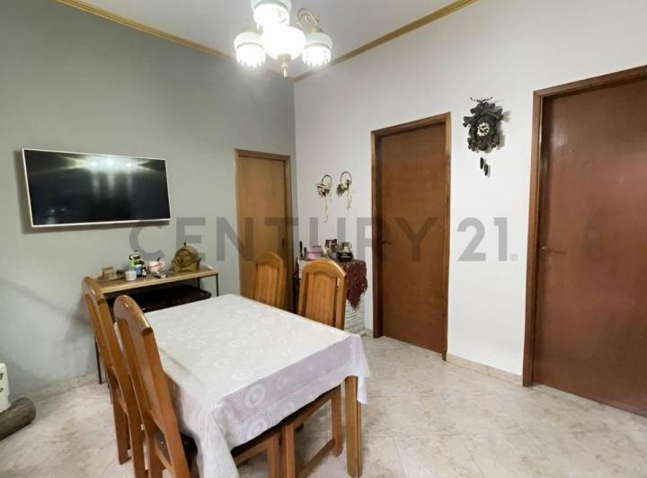 Casa · 104m² · 5 Ambientes · 2 Cocheras