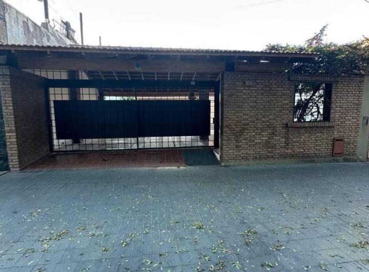 Casa · 250m² · 4 Ambientes · 2 Cocheras