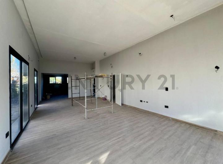 Casa · 222m² · 8 Ambientes · 2 Cocheras