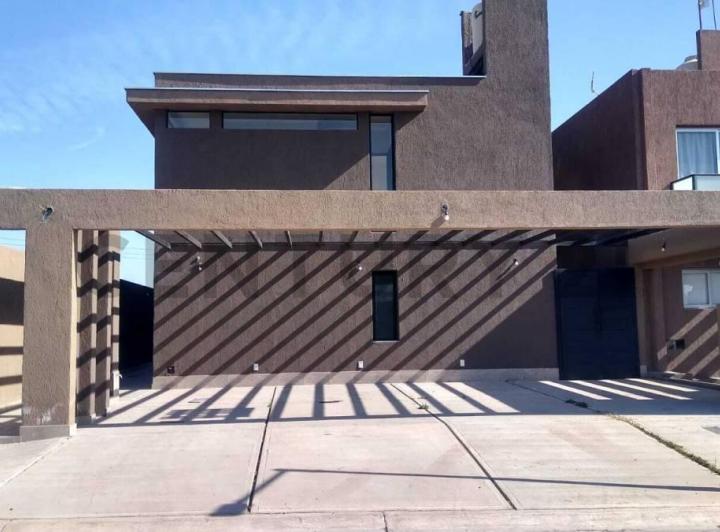Casa · 100m² · 5 Ambientes · 2 Cocheras