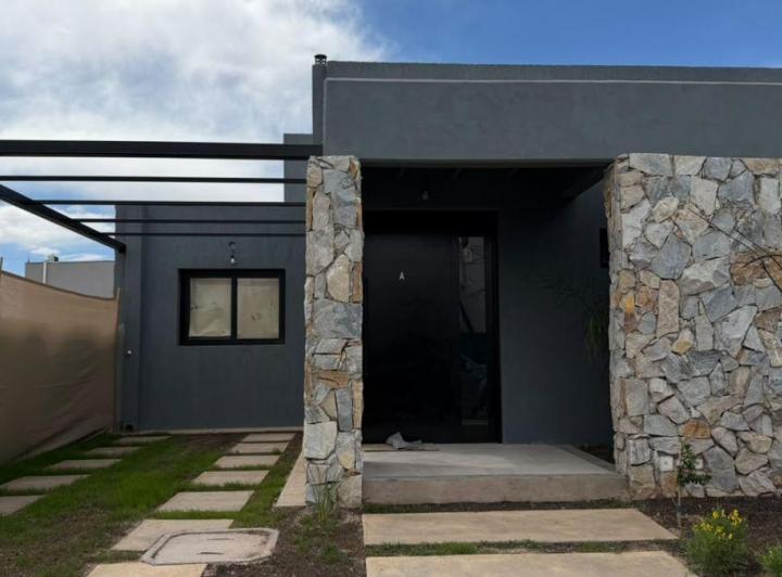 Casa · 84m² · 4 Ambientes · 1 Cochera