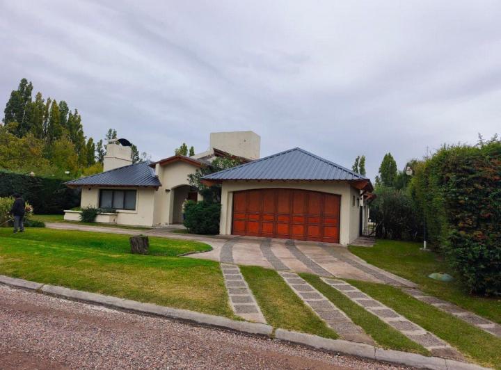 Casa · 373m² · 7 Ambientes · 1 Cochera