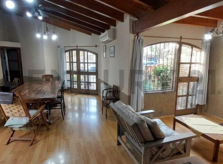 Casa · 211m² · 4 Dormitorios · 1 Cochera