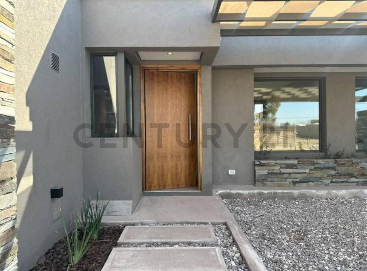 Casa · 83m² · 4 Ambientes · 1 Cochera