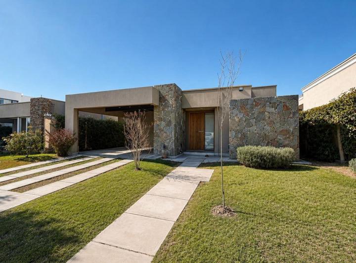 Casa · 172m² · 5 Ambientes · 2 Cocheras