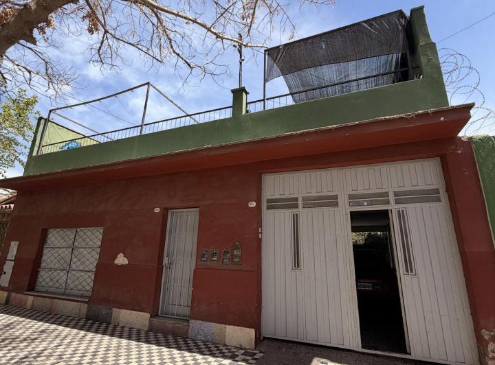 Casa · 318m² · 5 Dormitorios · 2 Cocheras