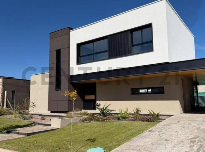Casa · 260m² · 5 Ambientes · 3 Cocheras