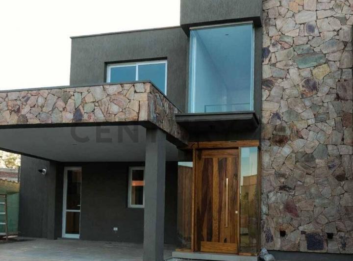Casa · 192m² · 3 Dormitorios · 2 Cocheras