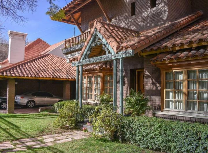 Casa · 689m² · 5 Dormitorios · 4 Cocheras